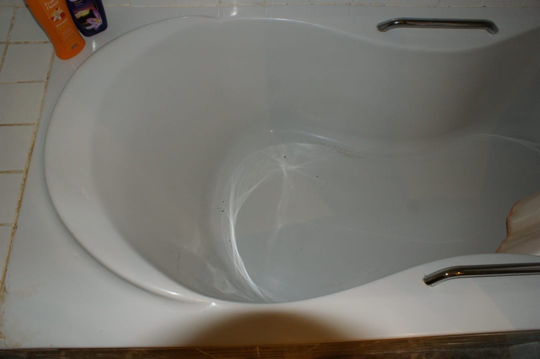 Badewanne nach Zimmerservice Malikia Resort Abu Dabbab