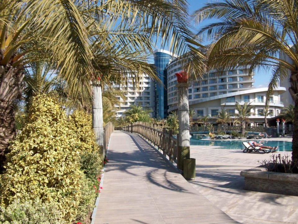 Gartenanlage mit Pool - Royal Wings Royal Wings Hotel