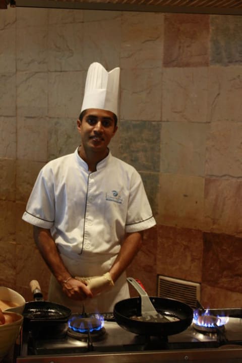 Der Chefkoch bereitet alles frisch zu Kuramathi Maldives