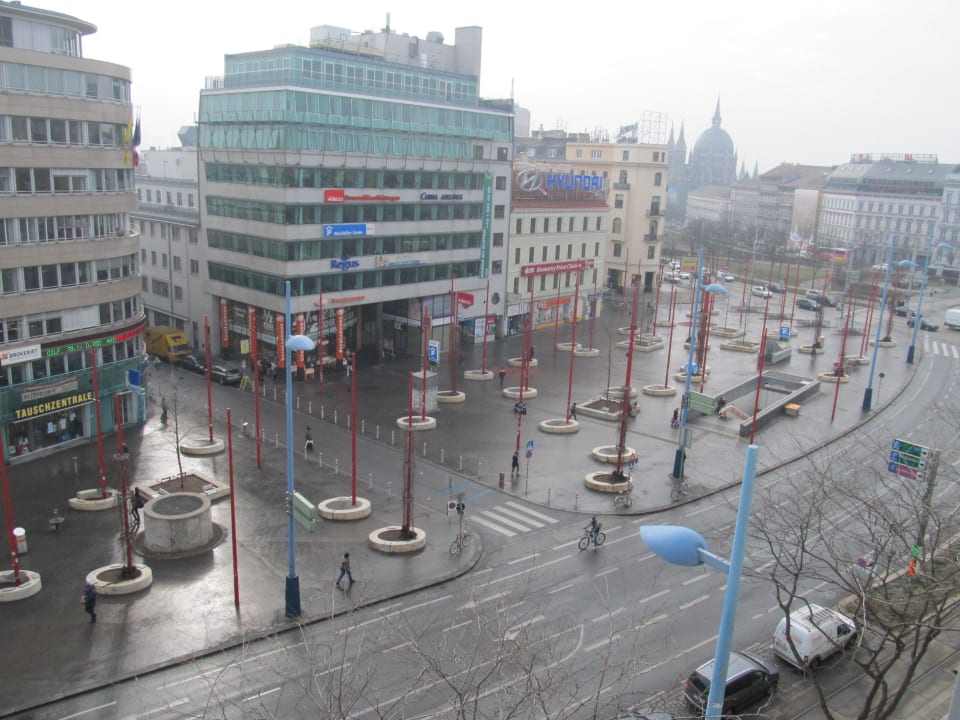 Zimmerausblick bei offenem Fenster IntercityHotel Wien