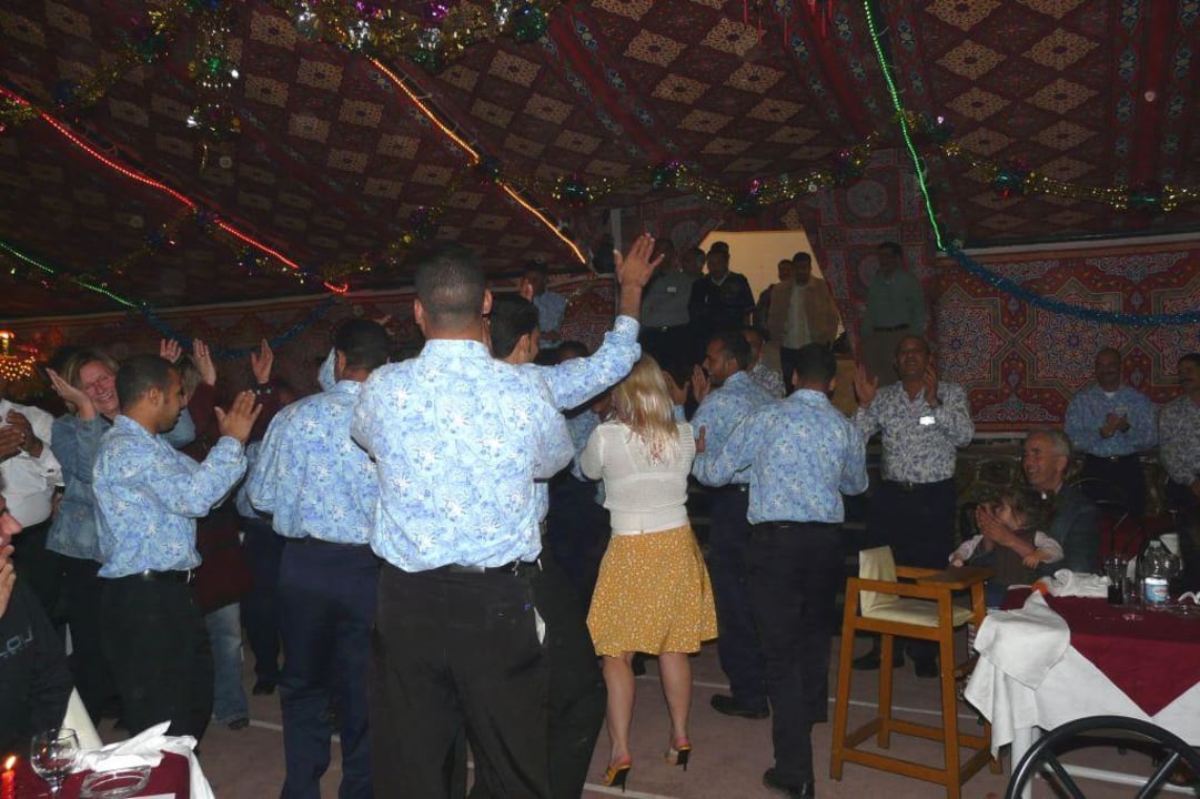 kellner und gäste feiern weihnachten Lotus Bay Beach Resort