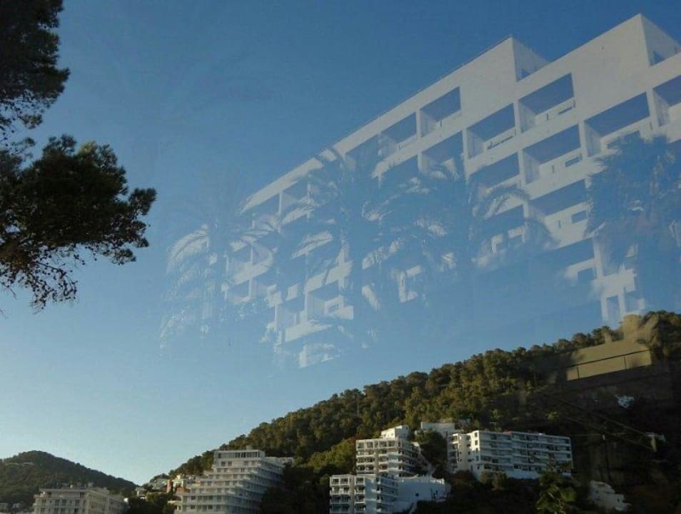 Das Hotel spiegelt sich in einer Glaswand Palladium Hotel Cala LLonga - Adults only