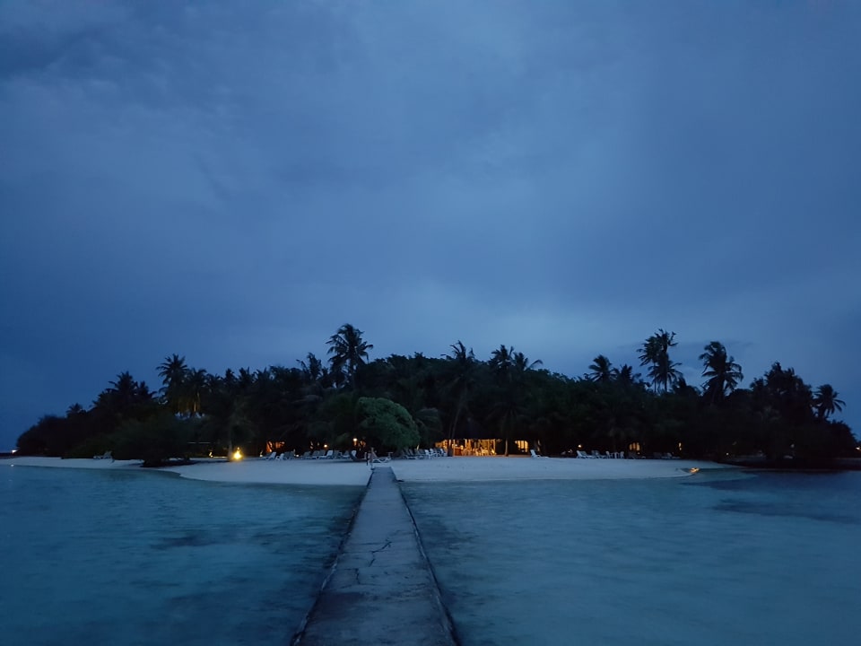 Nordspitze der Insel bei Dämmerung, Strandbar im Hintergrund Adaaran Select Hudhuran Fushi - Premium All Inclusive