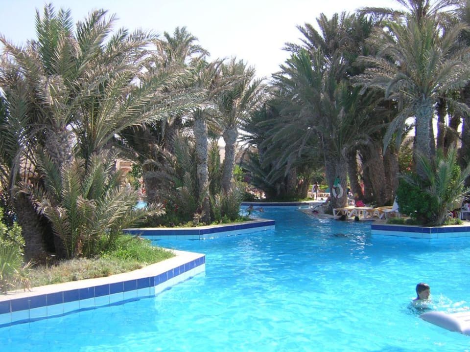 untere Pool mit kleinen Inseln Zita Beach Resort