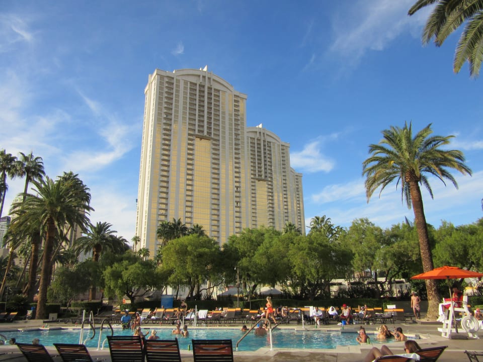 Pool The Signature at MGM Grand