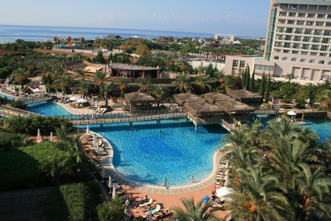 Ausblick Balkon auf den Pool Royal Wings Hotel