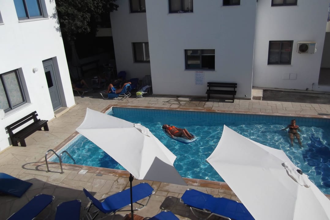Widok z salonu Hotel Julipapas Gardens