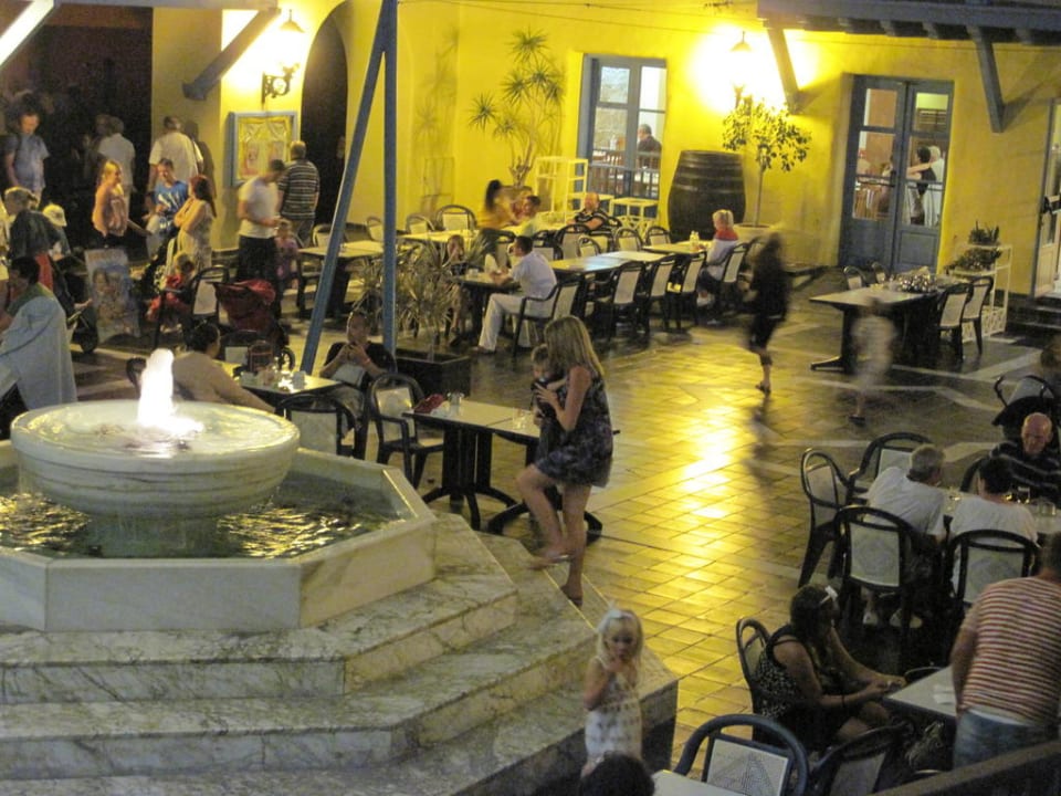 Die Plaza am Abend Alua Suites Fuerteventura