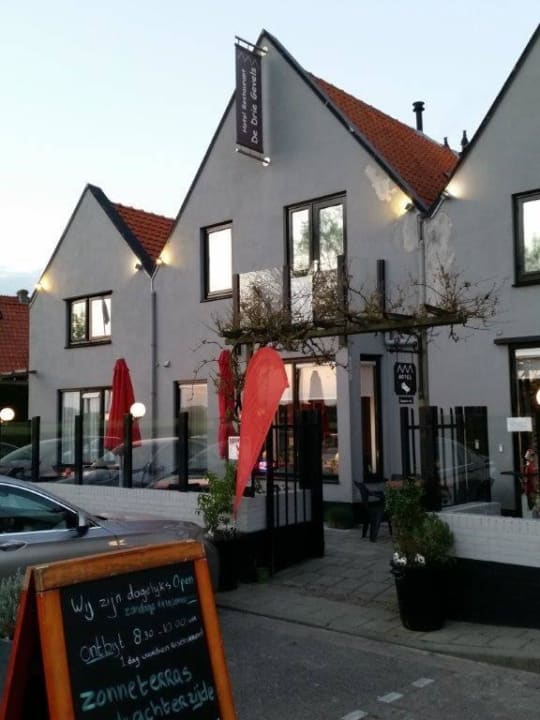 Blick von der Straße aufs Haus  Hotel De Drie Gevels