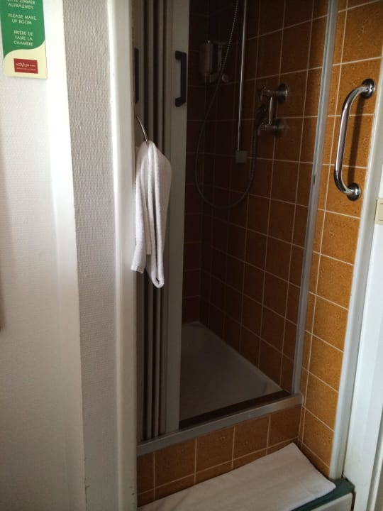 Dusche hinter Falttür...ohne Licht, sehr dunkel! Hotel Norddeutscher Hof