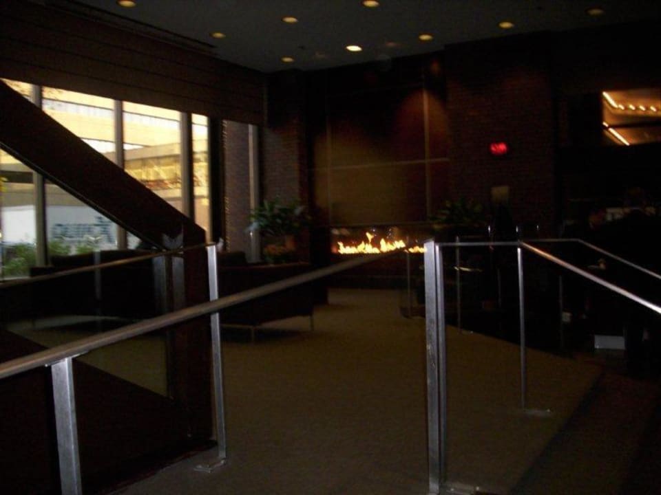 Kaminfeuer in der Lobby Delta Hotels by Marriott Calgary Downtown
