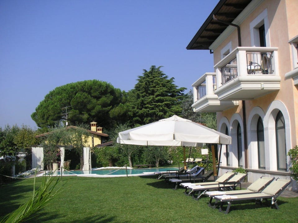 Liegewiese mit Pool Hotel Sogno