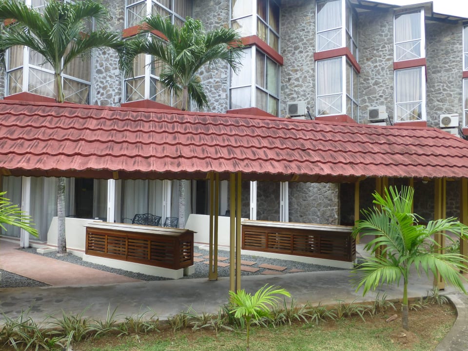 Unten Superior  Zimmer, oben Standard Zimmer s Berjaya Beau Vallon Bay Resort & Casino