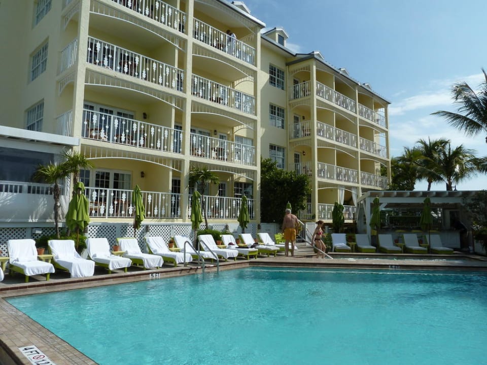 Hoteltrakt mit Pool Hotel Ocean Key Resort & Spa
