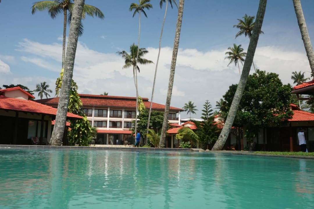 Haupthaus vom Pool aus gesehen Hotel Weligama Bay Resort