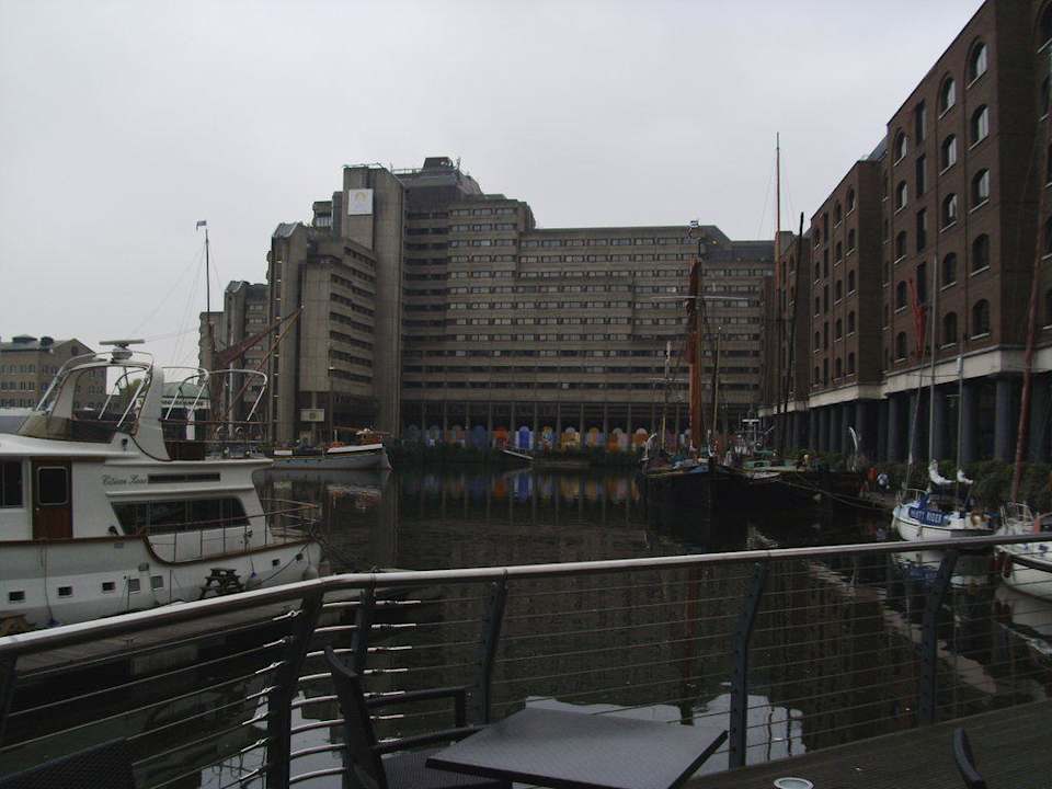Kleiner Hafen hinter dem Hotel The Tower - A Guoman Hotel