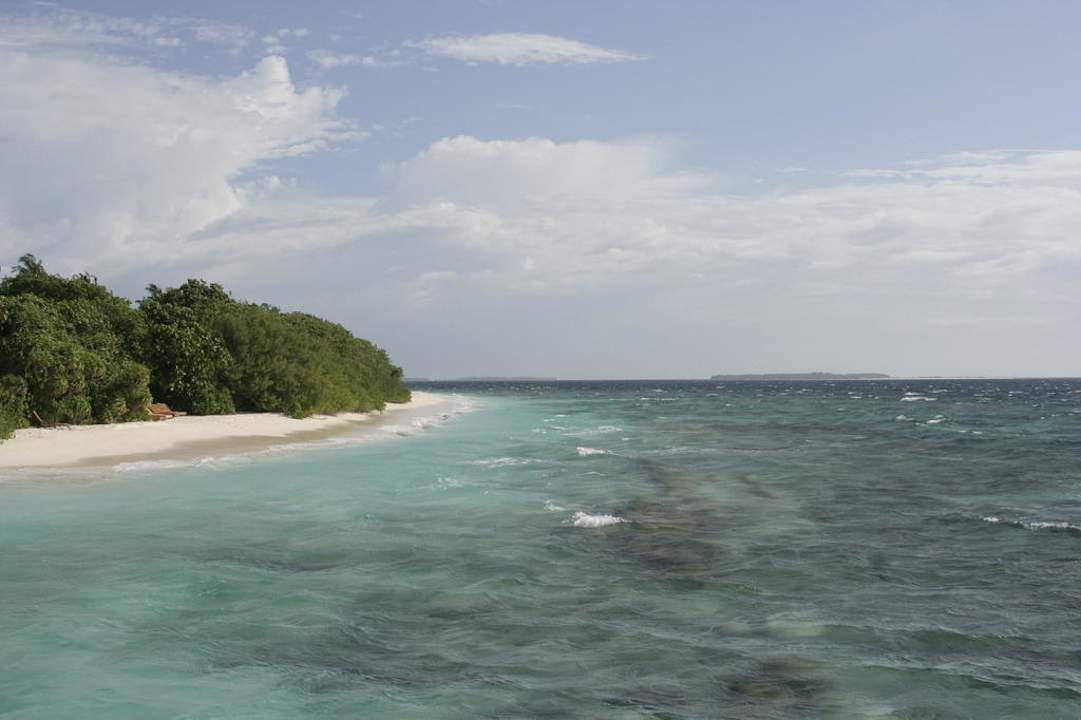 Hotelstrand vor den Wasserbungalows NH Collection Maldives Reethi Resort