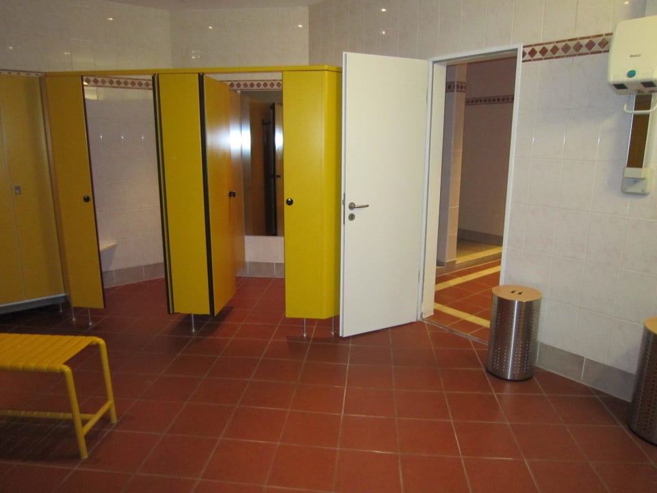 Umkleidekabinen mit Fön Dorint Hotel Leipzig