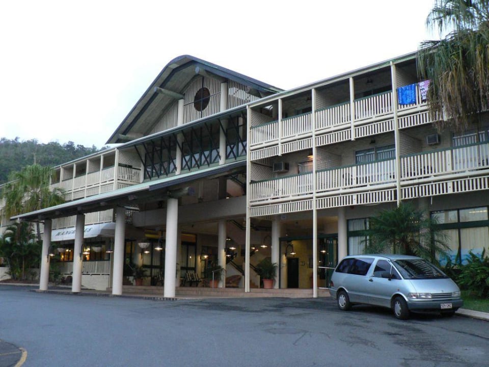 Blick vom Parkplatz auf die Front des Hotels Mantra Club Croc
