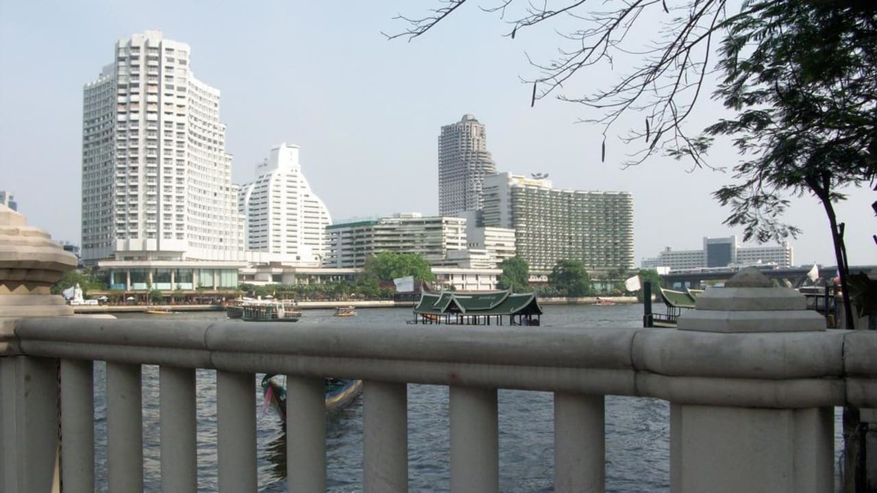 Blick vom Pool auf den Fluss Hotel The Peninsula Bangkok