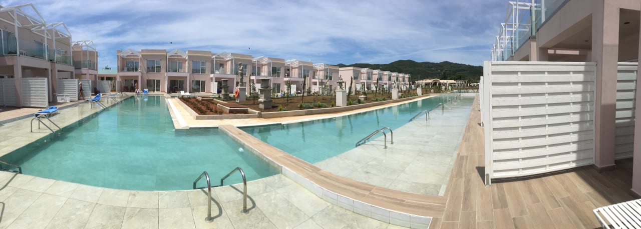 Blick über die Swim Up Anlage Sandy Villas Resort