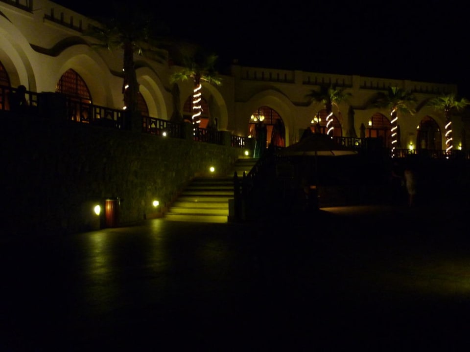 Speisesaal bei Nacht The Cove Rotana Resort