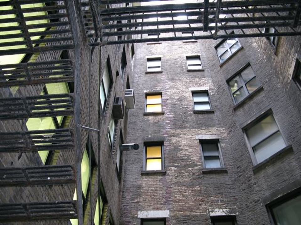 Zimmer 206 - Blick aus dem Fenster auf d. Innenho St. James Hotel