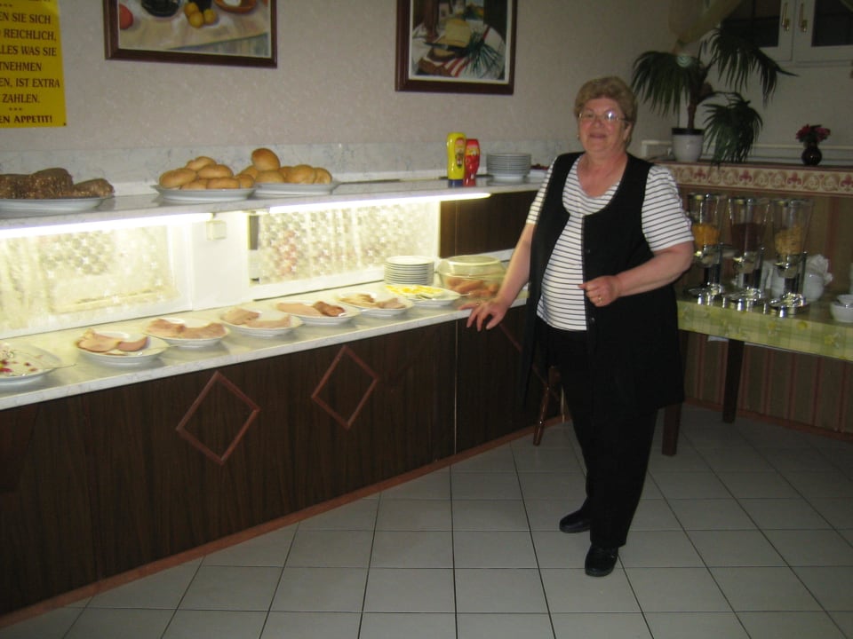 Die Chefin vom Hotel Nádas am Büffet Hotel Nadas