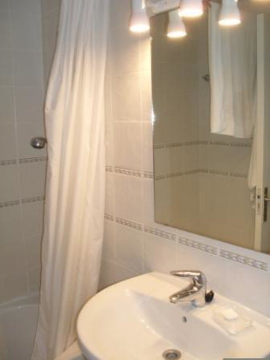 Badezimmer mit Waschbecken & Badewanne Hotel Los Melocotones