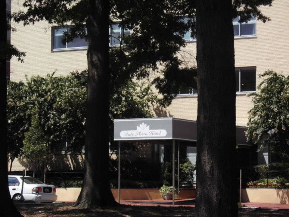 Blick auf Eingang Hotel State Plaza