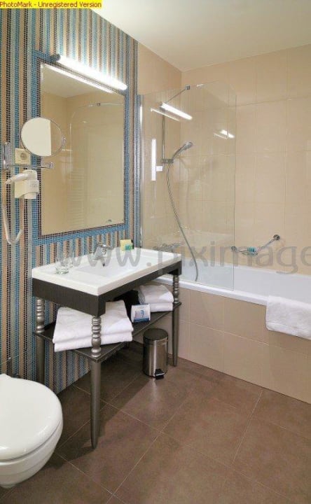 Bath room with bathtub Hotel La Prima Fashion Budapest