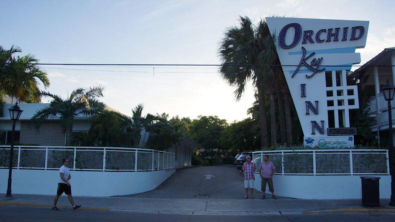 Einfahrt von der Duval-Street. Hotel Orchid Key Inn