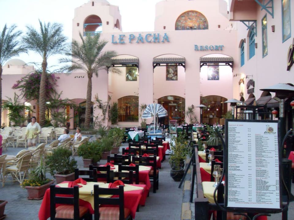 У входа в отель Hotel Le Pacha Beach Resort