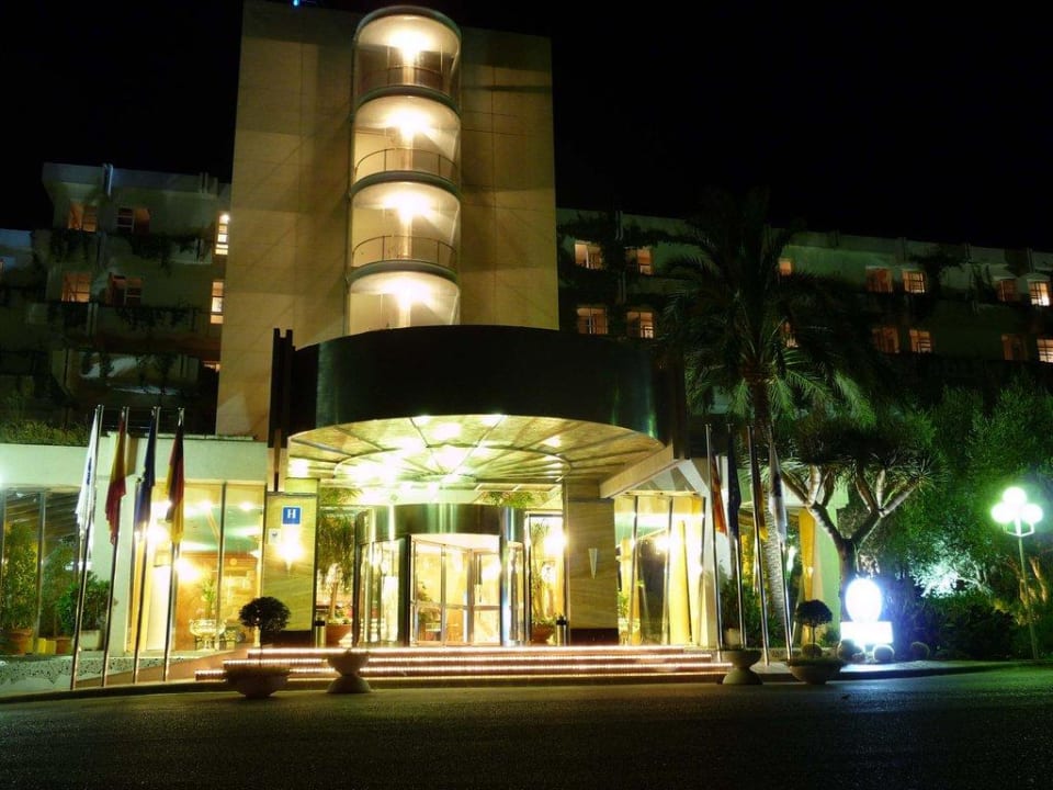 Hoteleingang bei Nacht allsun Hotel Bella Paguera