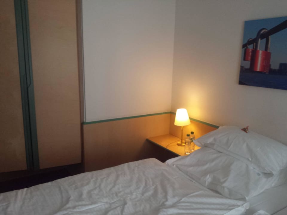 Schrank und Bett Hotel Am Hofgarten