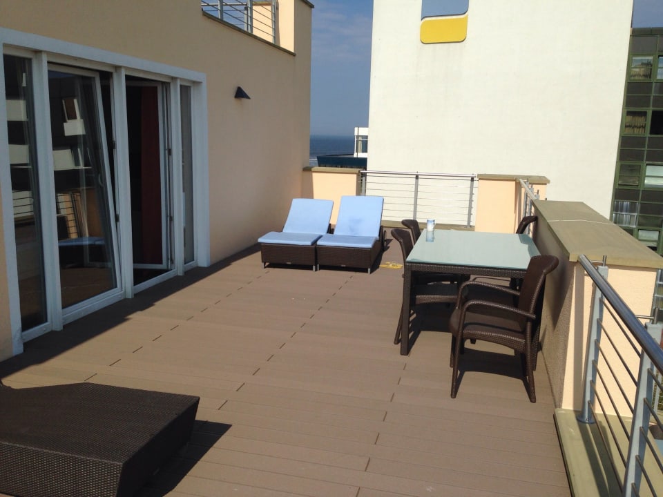Großzügige Terrasse mit Möbeln Strandhotel Georgshöhe