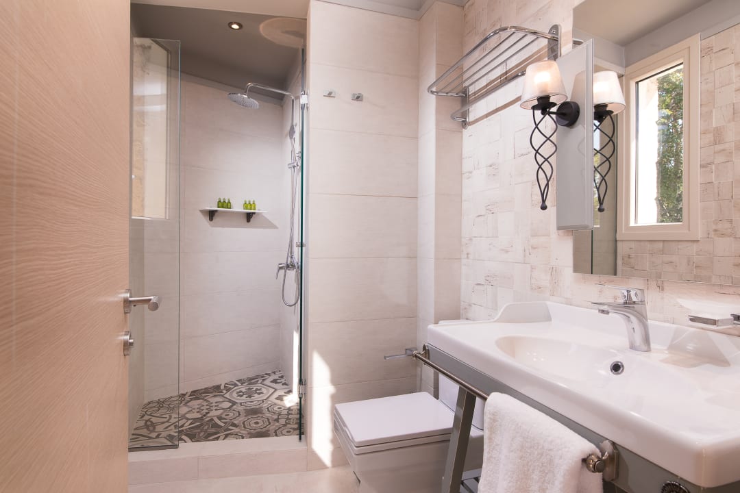 Zimmer Neikos Luxury Suites