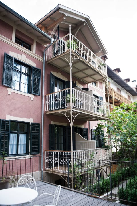 Südansicht mit Balkonen Villa Bergmann Suites Meran