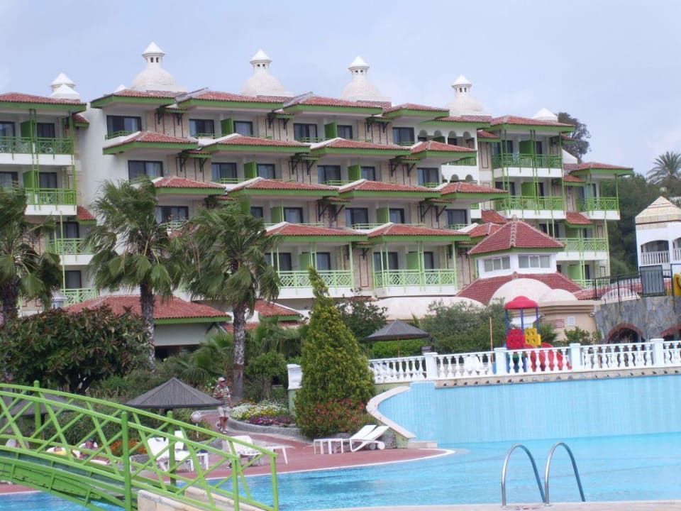 Das Bild zeigt hotel zur Pool und Meerseite Hotel Defne Star