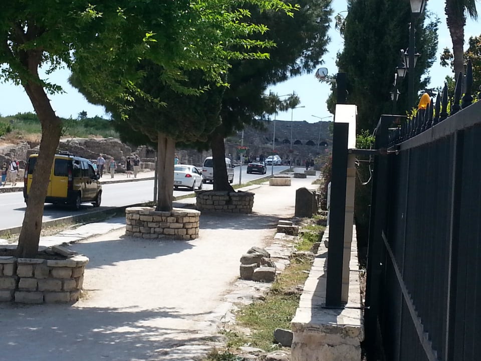 Vor dem Hotel die antiken Stadtruinen von Side  Can Garden Beach