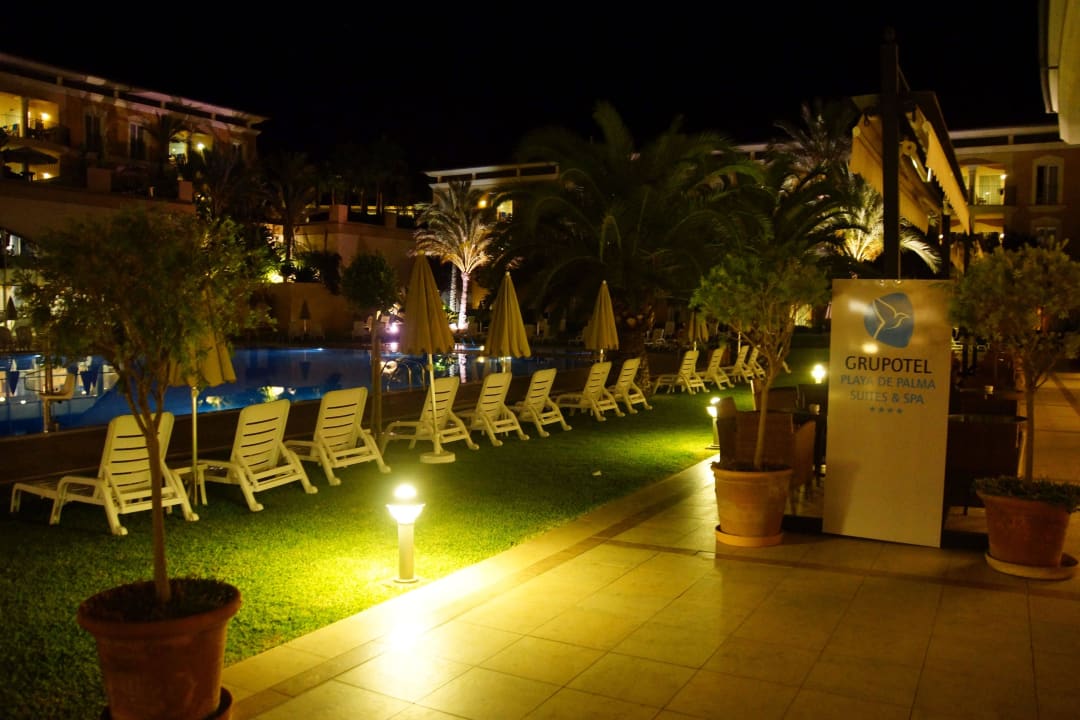 Abends ist alles schön beleuchtet Grupotel Playa de Palma Suites & Spa