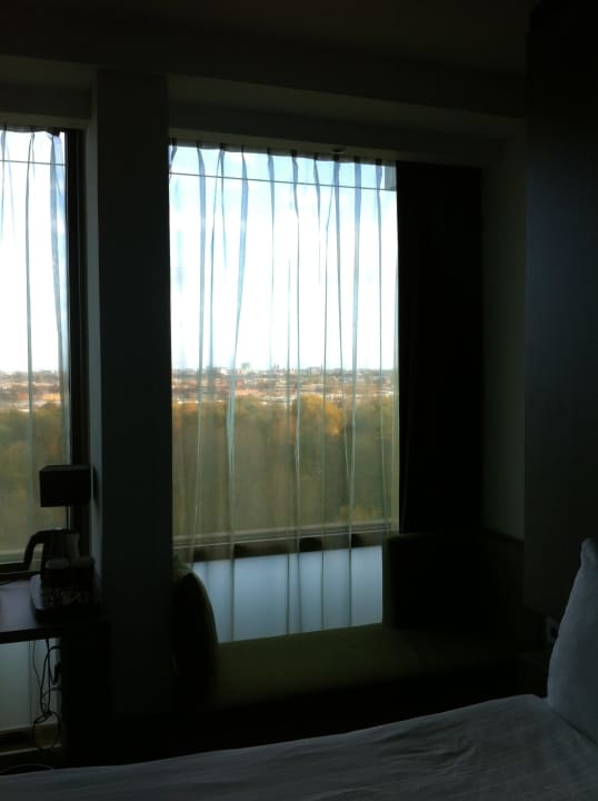 Sitzbank mit Blick auf die Stadt Leonardo Hotel Amsterdam Rembrandtpark