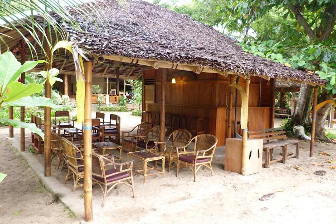 Bar, einsam und verlassen Two Fish Divers Resort