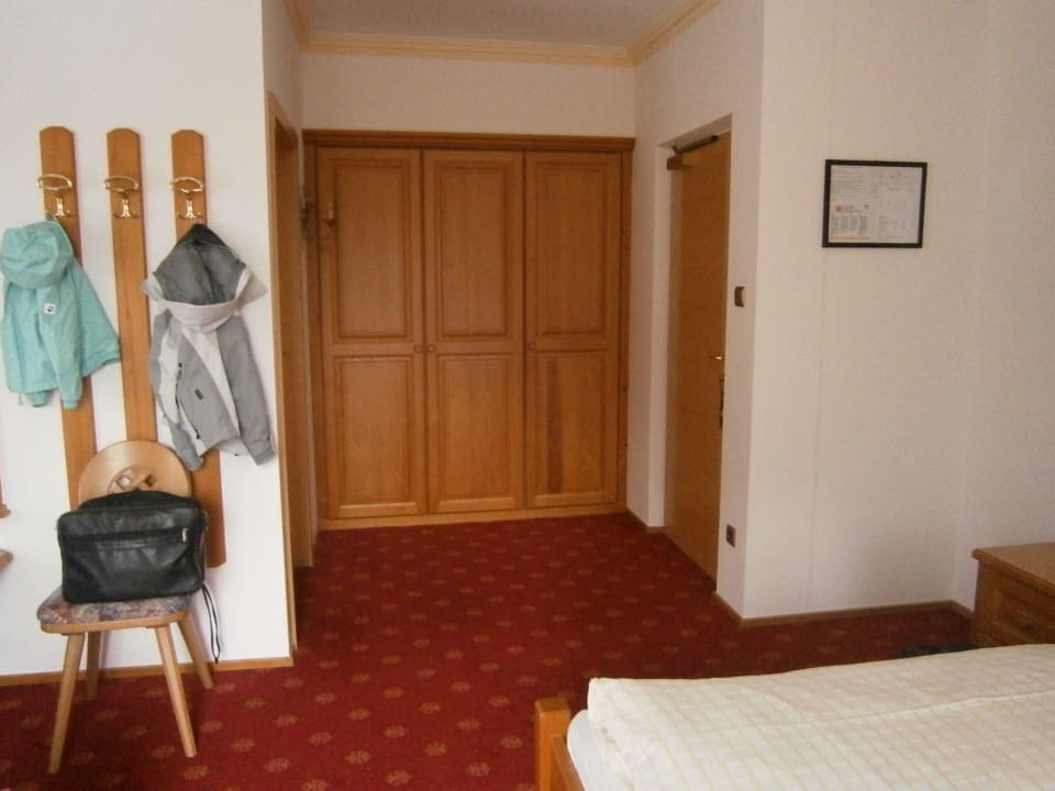 Einbauschrank mit Safe und Eingangstür Hotel Tannhof