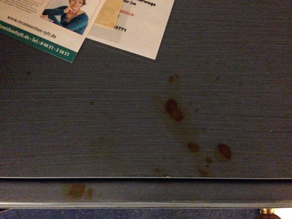 Brandflecken im Nichtraucher-Zimmer Lindner Hotel Sylt