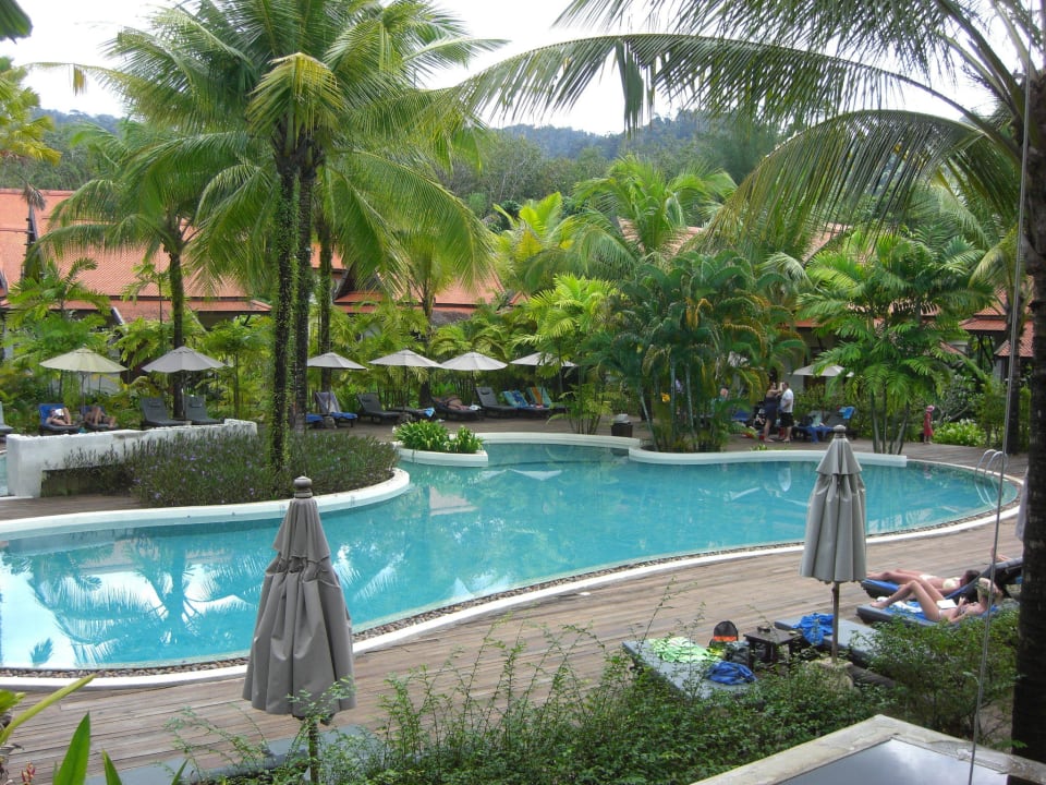Großer Pool mit ausreichend Liegen Khaolak Bhandari Resort & Spa