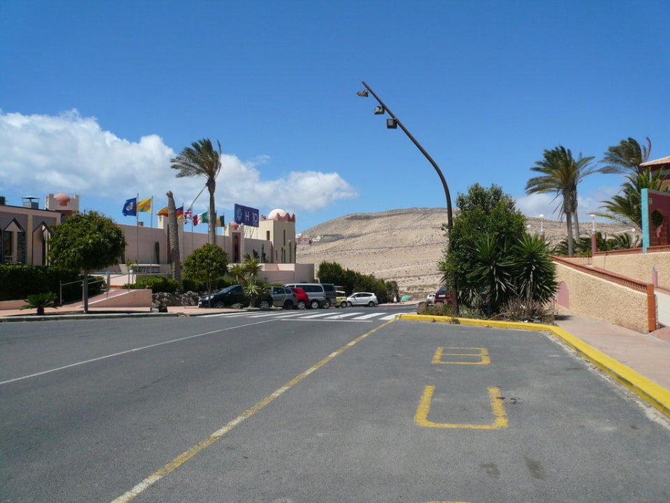 Busparkplatz vor dem Hotel H10 Playa Esmeralda - Adults only