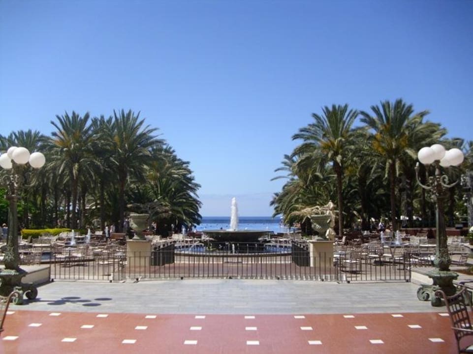 Blick auf Plaza und Teil des Gartens und großen Pool Lopesan Costa Meloneras, Resort & Spa