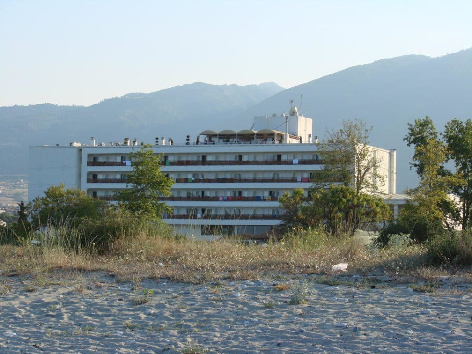 Haupthaus vom Strand aus gesehen Olympian Bay Grand Resort