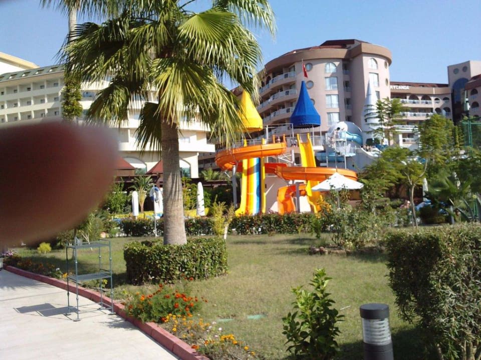 Gartenanlage Hotel links im Bild Saphir Resort & Spa